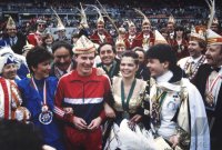 Fussball Duesseldorf-Bayern: Rummenigge mit Faschingsgruppe