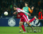 Fussball 1. Bundesliga: Bremen - Bayern, Zweikampf