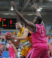 Basketball 1. Bundesliga 13/14:  Walter Tigers Tuebingen - Telekom Baskets Bonn