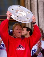 Fussball:   Oliver Kahn jubelt  mit Meisterschale