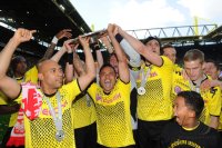 Fussball 1. Bundesliga :  Dede, Antonio da Silva, Torwart Roman Weidenfeller, Mats Julian Hummels, Sven Bender  (v. li., Borussia Dortmund)jubeln mit Schale