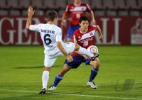Fussball 3. Bundesliga : Tom Schuetz (li, SV Babelsberg 03) gegen Tim Jerat (re, Unterhaching)