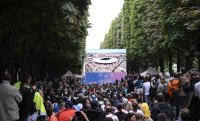 Olympische Spiele Paris 2024: Tausende Zuschauser bei der Eroeffnungsfeier in der Innenstadt