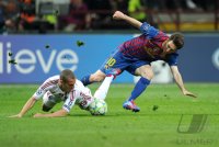 FUSSBALL INTERNATIONAL  CHL Viertelfinale 11/12:  Lionel Messi (re, Barca) gegen Djamel Mesbah (AC Mailand)