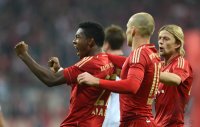 Fussball 1. Bundesliga, Saison 2012/2013:  Jubel nach dem Elfmeter Tor zum 2:0 David Alaba, Arjen Robben und Anatoliy Tymoshchuk  (v. li. FC Bayern Muenchen)