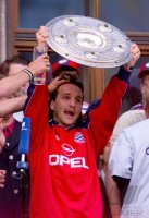 Fussball:  Jens Jeremies jubelt mit der Meisterschale