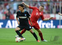 Fussball 1. Bundesliga, Saison 2012/2013:  Takashi Usami (li, TSG 1899 Hoffenheim) gegen Bastian Schweinsteiger (FC Bayern Muenchen)