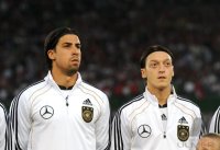 Fussball International EM 2012 Qualifikationsspiel: Sami KHEDIRA, Mesut OEZIL (v. li., Deutschland)