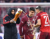 Fussball 1. Bundesliga Saison 21/22: JUBEL FC Bayern Muenchen feiert die 32. Meisterschaft