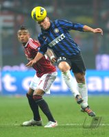FUSSBALL International SERIE A 2011/2012:  Kevin Prince Boateng (li, AC Mailand) gegen Esteban Cambiasso (Inter Mailand)