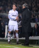 Fussball CHL  Saison 2010/2011: Mesut Oezil wird von Trainer Jose Mourinho ausgewechselt (Real Madrid)