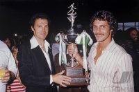 Fussball Beckenbauer und Messing mit Pokal