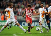 Fussball Champions League  Saison 2010/2011: Daniele De Rossi (li, AS Rom) gegen Mario Gomez (re, FC Bayern Muenchen)