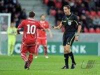 Fussball U21-EURO 2011 Halbfinale:  Xherdan Shaqiri (Schweiz) mit Schiedsrichter Robert Schoergenhofer (AUT)