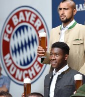 Fussball 1. Bundesliga 15/16: David Alaba (FC Bayern Muenchen) und Arturo Vidal (FC Bayern Muenchen)