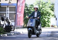 Oberbuergermeister Boris Palmer (Parteilos) bei einer Probefahrten mit einem E-Roller