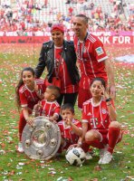 Fussball, 1. Bundesliga  Saison 16/17: Jubel FC Bayern Muenchen mit Schale