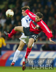 Fussball 1. Bundesliga: Leverkusen - Schalke, Zweikampf