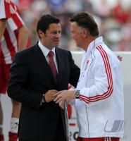 Fussball Supercup: Trainer Louis van Gaal (re, FC Bayern Muenchen) mit Christian Seifert