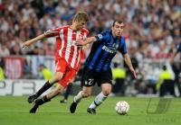Fussball Champions League Finale: Thomas Mueller (li, FCB) gegen Goran Pandev (re, Inter)
