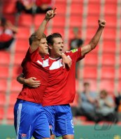 FUSSBALL, DFB Pokal 1. Hauptrunde:  JUBEL Florian Niederlechner, Mijo Tunjic (v.li., Unterhaching)