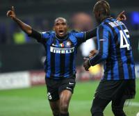 FUSSBALL  International CHL 09/10  : Samuel Eto'o , Eto  mit Mario Barwuah Balotelli (Inter)