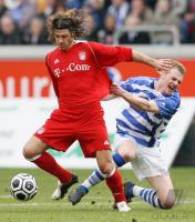 Fussball 1. Bundesliga: Duisburg - Bayern, Zweikampf