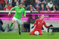 Fussball 1. Bundesliga, Saison 2011/2012: Ricardo Rodriguez (li, VfL Wolfsburg) gegen Arjen Robben (FC Bayern Muenchen)