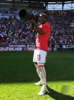 2. Fussball Bundesliga : Andrew Sinkala (FC Augsburg) mit einer Profi Fotokamera