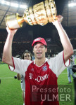 Fussball Pokal Finale: Schalke - Bayern, BALLACK jubelt mit Pokal