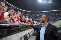 FUSSBALL  International CHL 09/10  Paolo Sergio bei den Bayern Fans