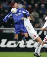 Fussball 1. Bundesliga: Gladbach - Schalke, Zweikampf