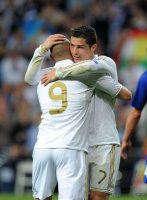 FUSSBALL  CHL  Saison 2011/2012:  JUBEL  Cristiano Ronaldo (re, Real Madrid)   umarmt Karim Benzema (Real Madrid)