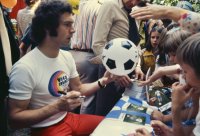 Fussball 1. Bundesliga: Beckenbauer gibt Autogramme