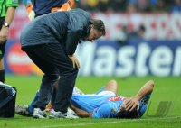 Fussball CHL  Saison 2011/2012:  Salvatore Aronica (SSC Neapel) muss verletzt ausgewechselt werden