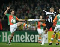 Fussball CL: Bremen - Turin, Zweikampf