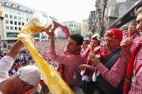 Fussball 1. Bundesliga :  JUBEL Mark van Bommel BIERDUSCHE fuer Stadionsprecher Stephan Lehmann (FC Bayern Muenchen)