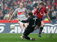 Fussball 1. Bundesliga: Hannover - Stuttgart, Zweikampf