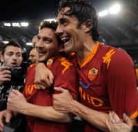 FUSSBALL SERIE A: JUBEL Luca Toni mit Francesco Totti (v. re., AS Rom)