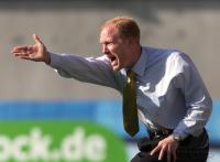 Trainer Sammer feuerte seine Mannschaft staendig an.