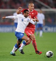 Fussball International EM 2012-Qualifikation: Ashley COLE (li, England) gegen Gokhan INLER (re, Schweiz)