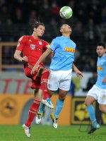 Fussball DFB Pokal 11/12 : Daniel van Buyten (li, FC Bayern Muenchen) gegen Chong Tese (VfL Bochum)