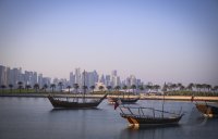 Dhow Boote im alten Hafen von Doha mit Skyline