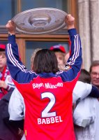 Fussball:  Jens Jeremies jubelt mit der Meisterschale