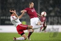 Fussball Uefa Cup: Hamburg - FC Thun, Zweikampf