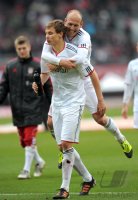 Fussball 1. Bundesliga, Saison 2011/2012: JUBEL nach dem Sieg, Arjen Robben (re.) mit Holger Badstuber (FC Bayern Muenchen)