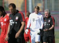 Fussball 1. Bundesliga 2010/2011: Torwart Manuel Neuer (FC Bayern Muenchen) und Trainer Jupp Heynckes  (FC Bayern Muenchen)