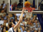Basketball NBA  Mavericks  vs. Lakers   Shawn Bradley (D)