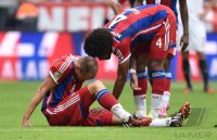 Fussball 1. Bundesliga Saison 14/15: Holger Badstuber (FC Bayern Muenchen) verletzt am Boden