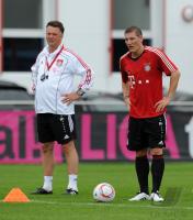 Fussball 1. Bundesliga: Trainer Louis van Gaal, Bastian Schweinsteiger (v. li., FCB)